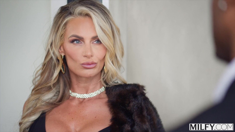 Milfy: Orta yaşlı seksi kadın büyük zenci arzulayan grup evli kadın...