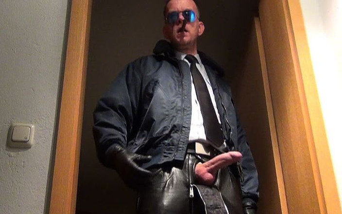 GERMANE_XL: POV: Polițist de piele 54