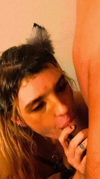 Slet zuigt grote pik en krijgt een cumshot in haar gezicht als thanx