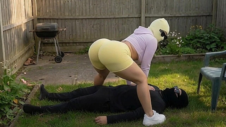 Animate golden: Verspielte zierliche stiefschwester mit dickem arsch neckt ihren stiefbruder
