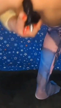 Necken und reiten auf meinem schwarzen dildo in meinen gelben springer und blauen strümpfen