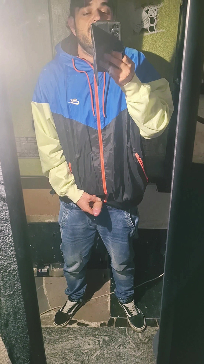 jerkofflover: Já stříkám velkou nálož v zrcadle