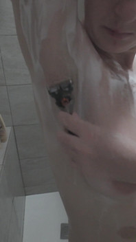 Afeitando mis axilas y jugando con mi mojado coño caliente