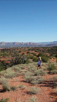 カリフォルニアの山で自慰行為をしているアメリカのブロンドの若い熟女