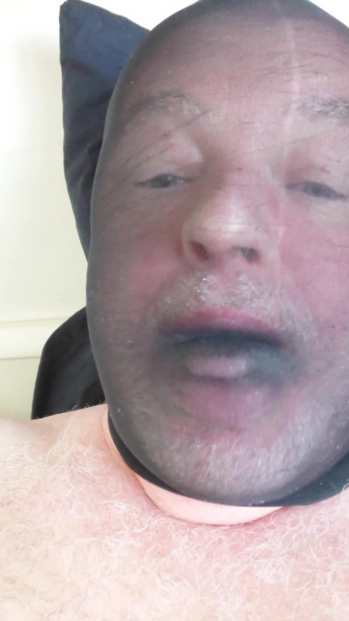 NylonFace: Masturbazione Eccitata Con Le Calze Come Maschera