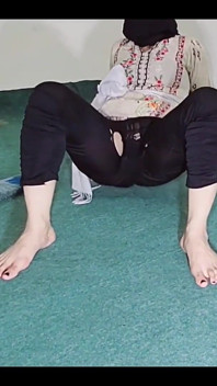 선명한 힌디어 오디오로 방을 청소하는 동안 검은 색 투명 파자마로 큰 엉덩이를 보여주는 큰 엉덩이 아마추어 인도 무슬림 하녀