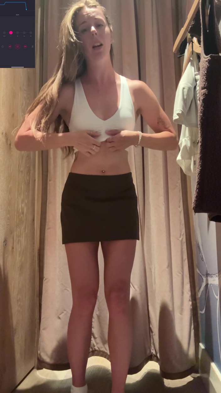 Nadia Foxx: Aritzia Clothing Try-on Orgasme