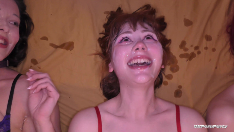 100% Amateur Gangbang and Bukkake from the UK!: Belle ragazze britanniche vengono scopate e riempite di sperma