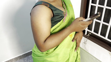 Indian teen girl: 可爱的女孩打扫房子并展示她的胸部。
