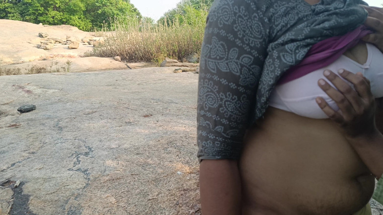 Laxi ammu: आउटडोर लेस्बियन