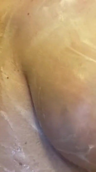 bbwbootyful在淋浴时用肥皂洗我的巨乳