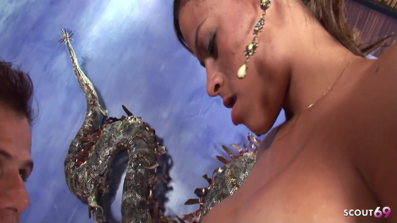 Shemale TS Collection: ホットなMILFが金髪のシーメールとのスリーサム中にストラップオンでアナルセックスされる