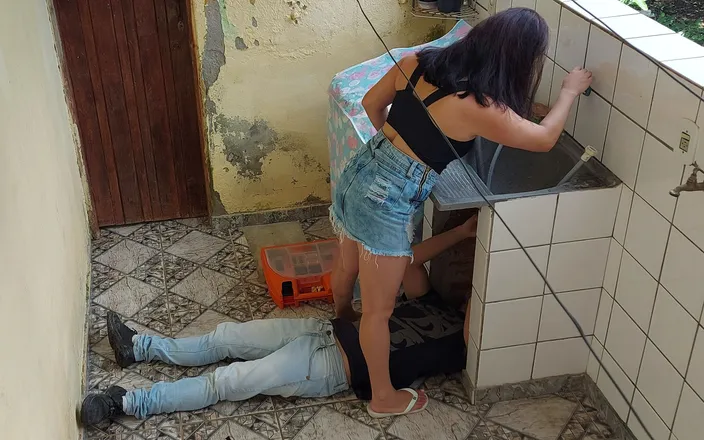 Kasallpimenta: Hotwife Housewife Pays Plumber Bouncing Dick