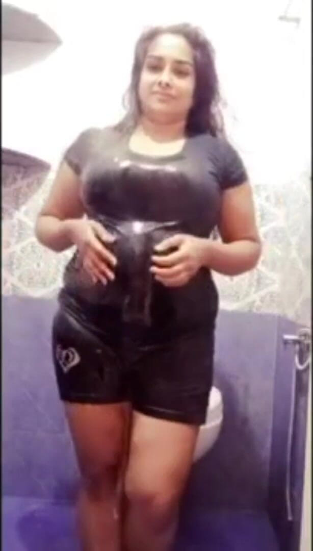 Your Arya: 화장실에서 인도 거유 의붓여친 아리아