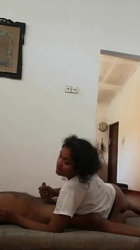 Meia-irmã está se divertindo com o meio-irmão