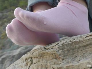 Mistress Legs: Sexiga fötter i rosa fotstrumpbyxor på stranden