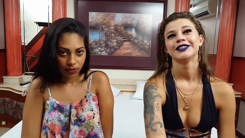 FetishKing: Hot Lesbian Kisses