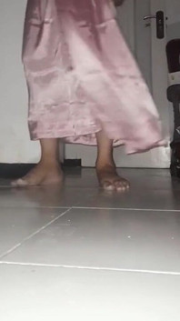 Asiático crossdresser satén nacional de enwn cum placer