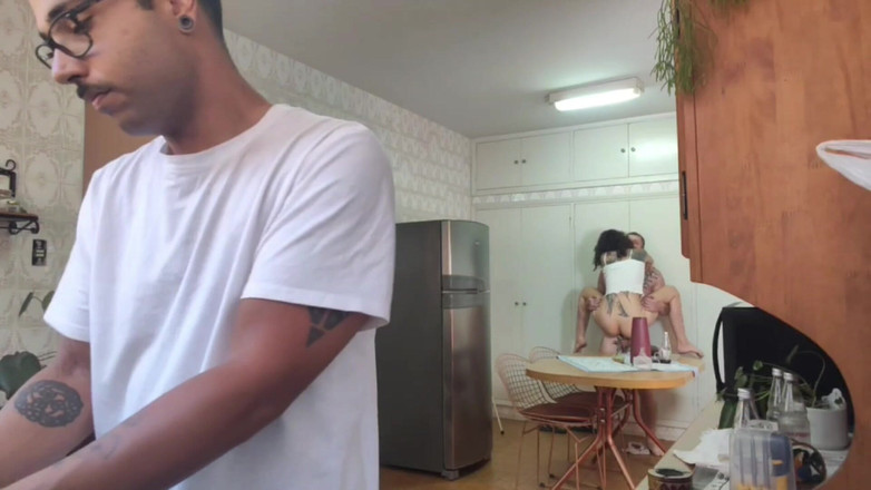 Carmona's films: Persetan dengan istri cuckold saat dia mencuci piring dan dia...