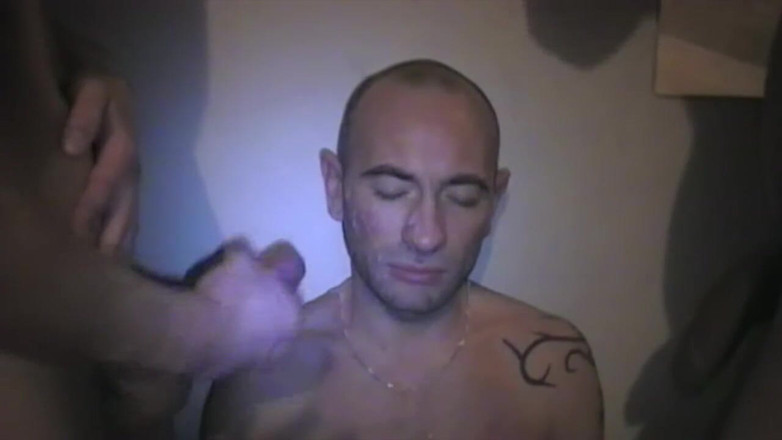 Gaybareback: Fiesta de sexo trío en el discreto sótano