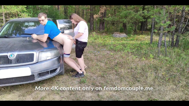 femdom_couple: 공공 장소에서 마누라는 길에서 존나 흥분했고 차 후드에 페니반을 따먹었어