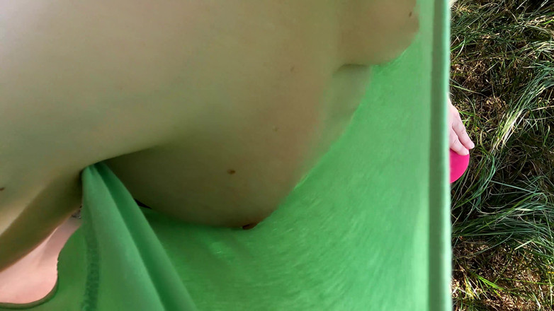 Bouncy Tits Action: Duduk di bangku saya mahu mengalahkan buah dada awak