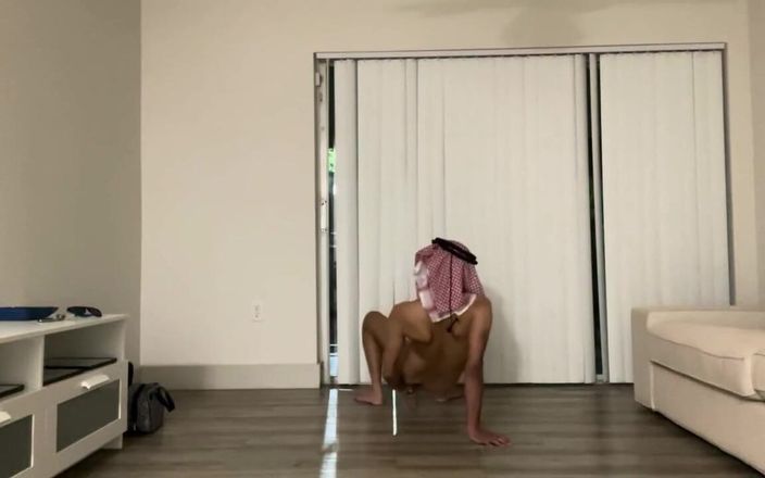 Young Saudi Arab: Joven árabe pierde su virginidad anal con consolador de polla blanca