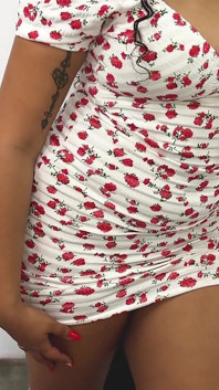 Bär en kort blommig klänning och har het analsex