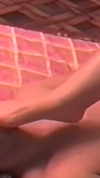 Pisoteando descalzo en la cama a cuadros - la señora camina por todo su pie esclavo