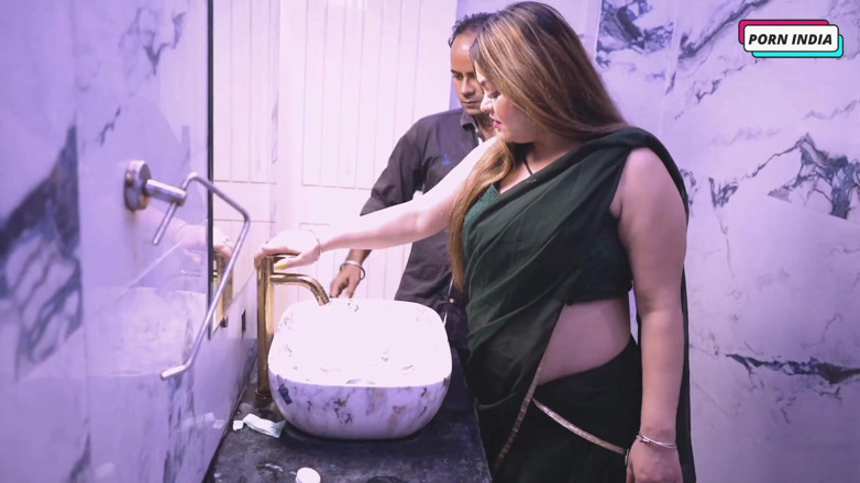 Porn India Studio: desi hot sundar larki plnbar dvara chodi jaati hai