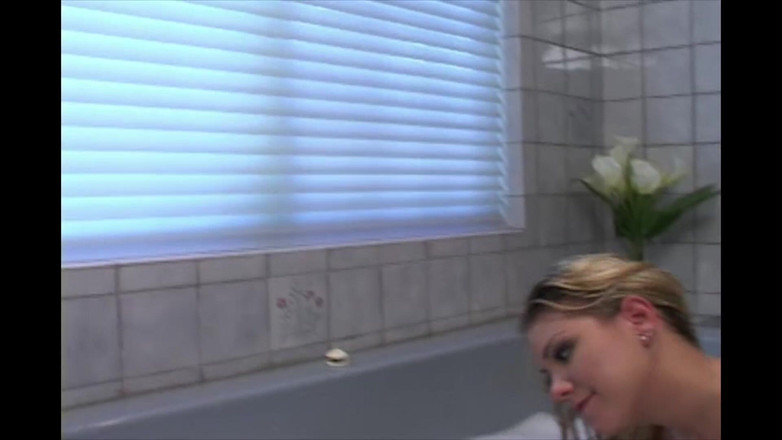 Moviestar XXX real pornos: 金髪のマンコが浴槽で楽しんでいます