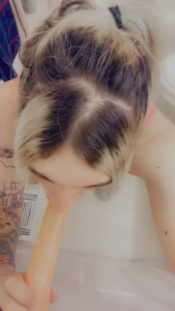 CarmenMelatonin: Curvă sexy feminizată în lenjerie