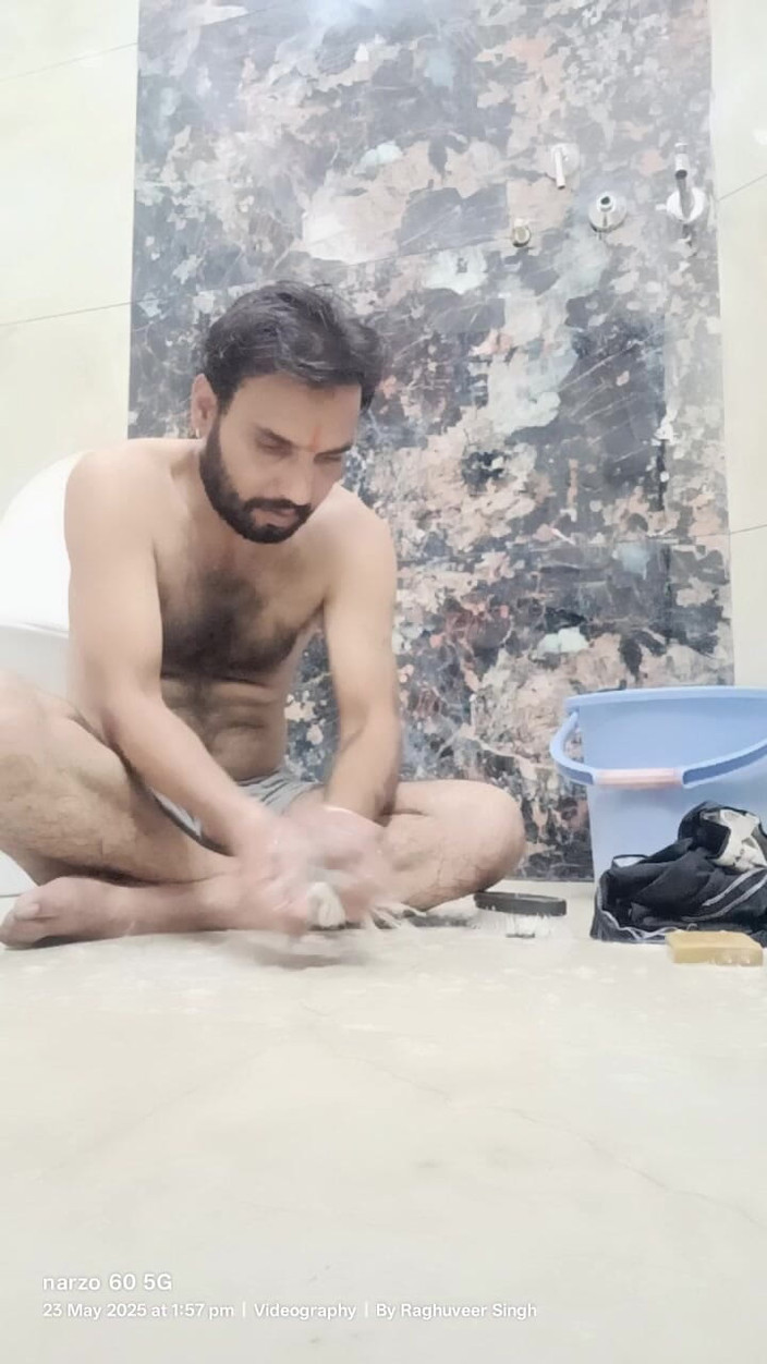 Rajasthani-old-lover: Lelaki desi India menikmati mandi dan tugas di rumah