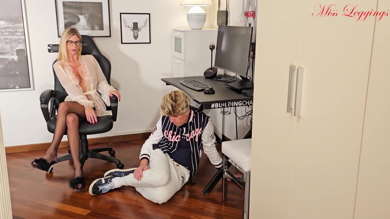 MissLeggings: Il Porno Gioco Di Una MILF Al Figliastro Vergine Della...