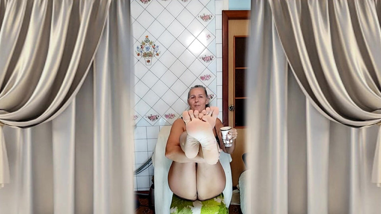 Lukerya: Sexy žena v domácnosti Lukerya se baví v kuchyni