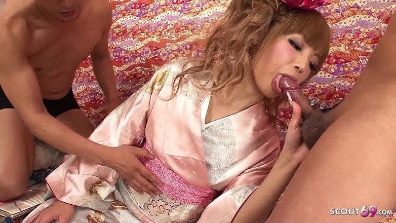 Asian porn collection: Ragazzina magra asiatica filmata in trio con il patrigno