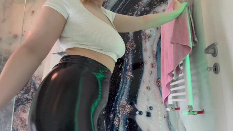 JuiceLussie: Masturbate in Leather Leggins. Big Butt in Latex