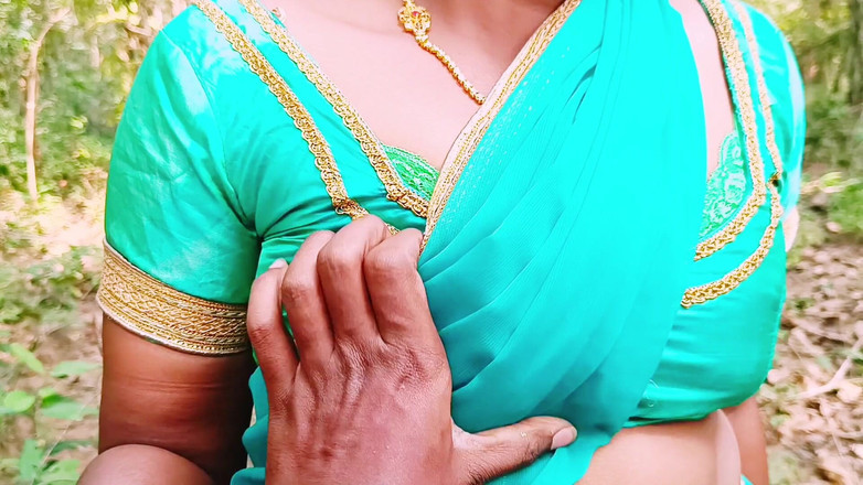 Telugu honey lips: 야외 숲 섹스. 남편의 작은 자지를 따먹는 인도 바비. 텔루구 더러운 회담.