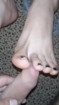 操我这辈子最性感无知的脚。玩家女孩在她玩耍时无视我。