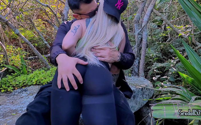 Sexdoll520: रंडी अजनबी के लिए सड़क पर गले में गहरे तक लंड चुसाई करती है!