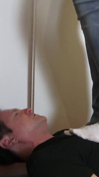 La padrona russa allena lo schiavo dei suoi piedi a casa!