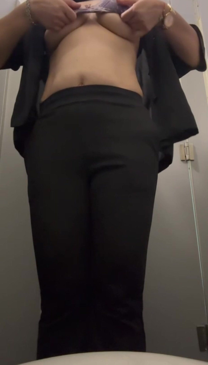 Hot Indian mommy: Desi Bhabhi Boobs Show