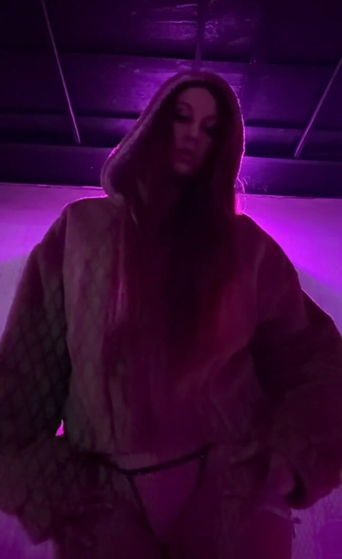 Artemisia Love: Jedna cigareta v bikinách a bundě v klubu