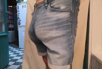 Monster_Meat_: Pantaloncini di jeans sporgente freeballing