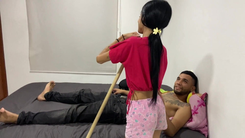 Chorran: Una chica deliciosa, flaca y cachonda está limpiando la casa...