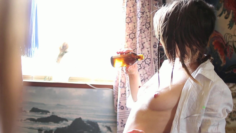 ATK Hairy: Roe menggunakan losyen untuk melembapkan kaki berbulunya menunjukkan pepek berbulunya