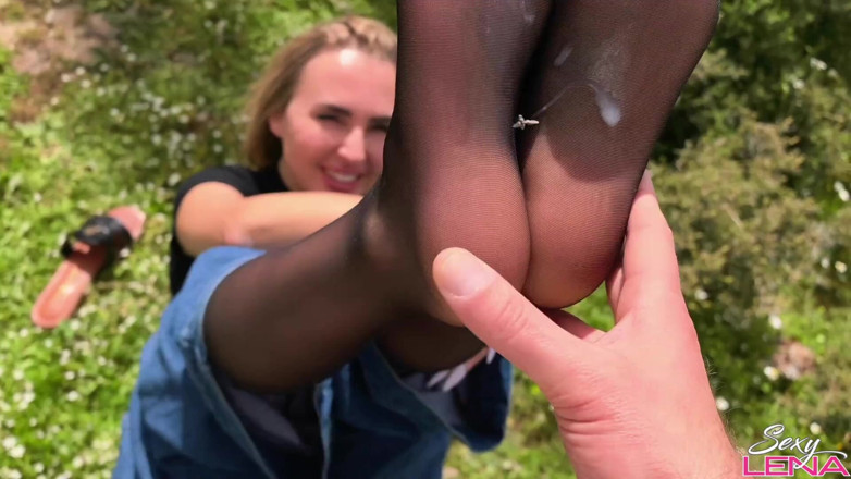 Goddess Lena: Footjob de montaña griega con pies de nailon sudorosos - creampie...