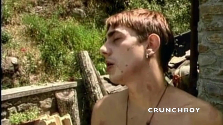 BAREBACK ORGY CLUB: Yougn hetero kerel neukt buitenshuis zijn homovriend 6