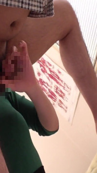 La doctora rebelde se burla de su paciente con un examen audaz y luego exige un contacto más cercano y besa