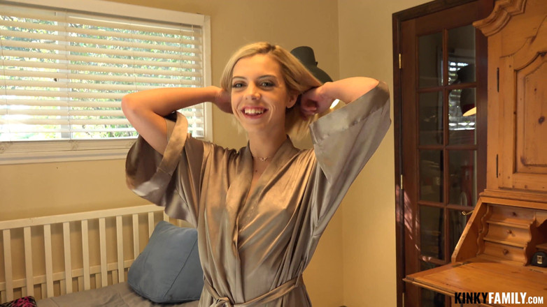 Kinky Family: Eating &amp; fucking stepsis pussy
